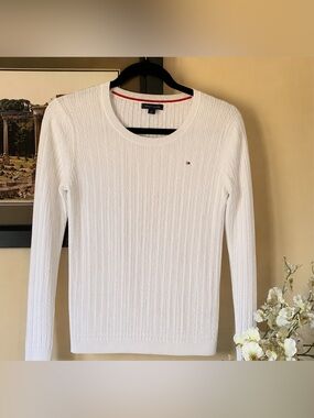 Tommy Hilfiger sweater, Size medium